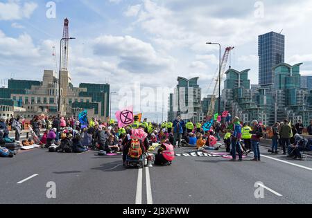Extinction Rebellion Protest auf den Straßen Londons gegen den Einsatz fossiler Brennstoffe und zur Sensibilisierung für den Klimawandel. London, 10.. April 2022 Stockfoto