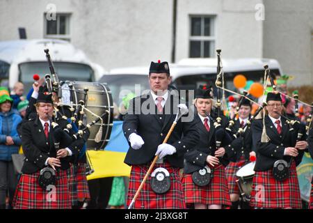 Bantry, West Cork, Irland. 17. März 2022. Nach einer langen Pause aufgrund der Pandemie sind die Feierlichkeiten zum St. Patrick's Day wieder in vollem Gange. Ein großes c Stockfoto