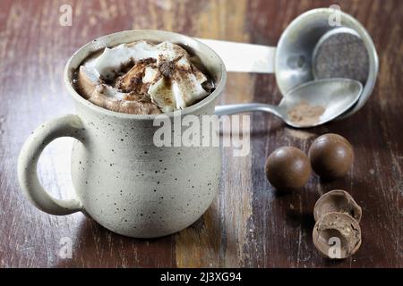 Heißer Schokoladendrink in einem fiktiven Becher auf Holzhintergrund Stockfoto