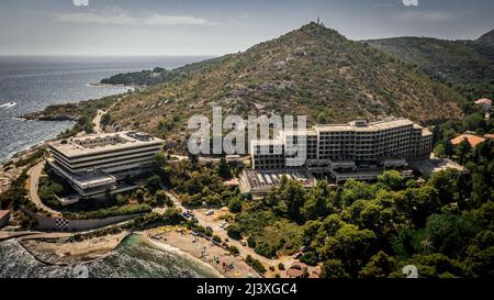 Luftaufnahme des Hotelkomplexes Kupari, stark beschädigt im was, Dubrovnik, Kroatien Stockfoto