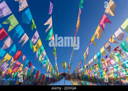 Bunte Fahnen mit dekorativem Ballon des Festes von São João in brasilien Stockfoto