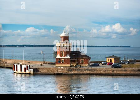 Leuchtturm unten am Hafen von Oresund. Ein Panoramablick auf das Meer vom Hafen in Helsingborg, Schweden. In der Ferne Helsingor, Dänemark Stockfoto