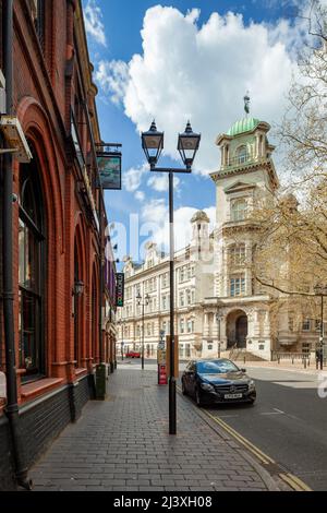 Frühlingsnachmittag auf der King Henry I Street in Portsmouth, Hampshire, England. Stockfoto