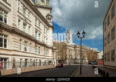 Frühlingsnachmittag auf der King Henry I Street in Portsmouth, Hampshire, England. Stockfoto