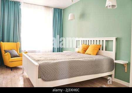 Heim Schlafzimmer Hintergrund. Hotel im Holzstil. Im Hintergrund des Zimmers. Moderne Einrichtung. Apartment Archicture. Einfache Wohnzimmerdekoration Stockfoto