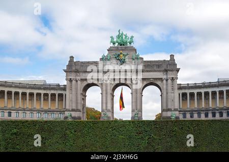Blick auf den Triumphbogen (Cinquantenaire Arch) im Jubilee Park, Brüssel, Belgien Stockfoto