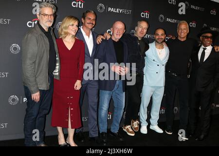 9. April 2022, Los Angeles, CA, USA: LOS ANGELES - APR 9: Peter Gould, Rhea Seehorn, Tony Dalton, Johnathan Banks, Bob Odenkirk, Michael Mando, Patrick Fabian, Giancarlo Esposito beim PaleyFEST 2022 - Better Call Saul im Dolby Theater am 9. April 2022 in Los Angeles, CA (Bild: © Kay Blake/ZUMA Press Wire) Stockfoto