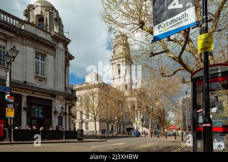 Frühlingsnachmittag auf dem Guildhall Walk in Portsmouth, Hampshire, England. Stockfoto