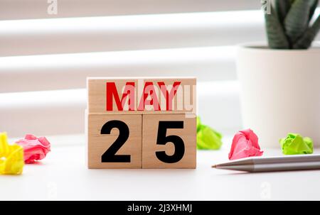 Mai 25.. Holzwürfel mit Datum vom 25. Mai auf altem blauem Holzhintergrund Stockfoto