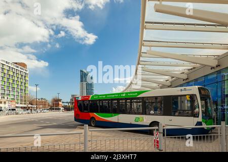 Der Bus parkte an der Hard Interchange, Portsmouth Harbour, Hampshire, England. Stockfoto