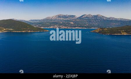 Luftaufnahme von Boka Kotorska Eingang, Boka Kotorska, Kroatien und Montenegro Stockfoto