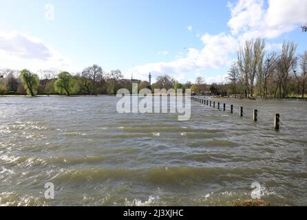 Starke Frühlingswinde schlagen Wellen auf dem See im Regents Park, mit Blick auf die Central Mosque in London, Großbritannien Stockfoto