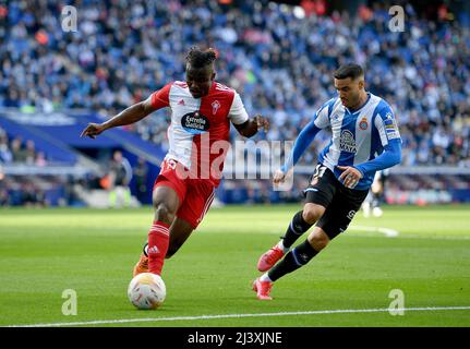 Barcelona, Spanien, 10. April 2022. J. Aidoo (15) von RC Celta (links) dribbelt RDT (11) von RCD Espanyolm während des spanischen La Liga-Spiels zwischen RCD Espanyol und RC CELTA im RCDE-Stadion. Kredit: Rosdemora/Alamy Live Nachrichten Stockfoto