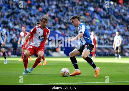 Barcelona, Spanien, 10. April 2022. Kevin Vazquez (20) von RC Celta (links) fordert Puado (9) von RCD Espanyol während des spanischen La Liga-Spiels zwischen RCD Espanyol und RC CELTA im RCDE-Stadion heraus. Kredit: Rosdemora/Alamy Live Nachrichten Stockfoto