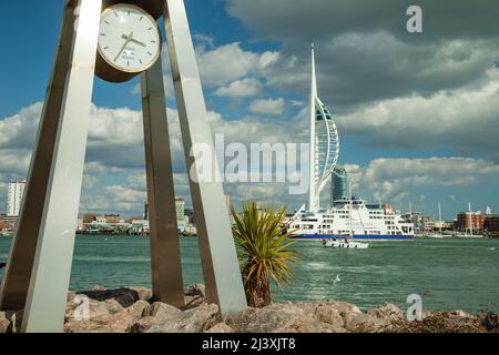 Frühlingsnachmittag in Gosport, Hampshire, England. Spinnaker Tower in Portsmouth gegenüber dem Solent. Stockfoto