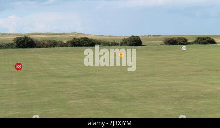 Die Distance Markers auf einer Golf Links Driving Range. Stockfoto