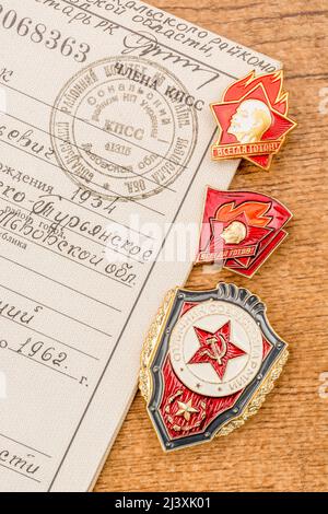 Drei Abzeichen der Kommunistischen Partei Sowjetrusslands - Auszeichnung „ausgezeichneter Arbeiter der sowjetischen Armee“, „Pioneer“-Abzeichen von 2 und „Party Membership Record Book“. Siehe HINWEISE Stockfoto