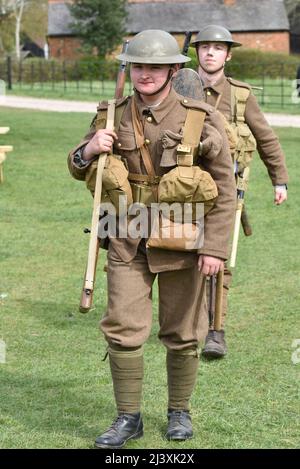 Das Living History Festival, Chiltern Open Air Museum, Großbritannien. 10. April 2022. Das Living History Festival im Chiltern Open Air Museum [COAM]. Erzählt die Geschichte des britischen Soldaten der letzten 200 Jahre, von den Napoleonischen Kriegen bis zur Neuzeit. Kredit: Matthew Chattle/Alamy Live Nachrichten Stockfoto