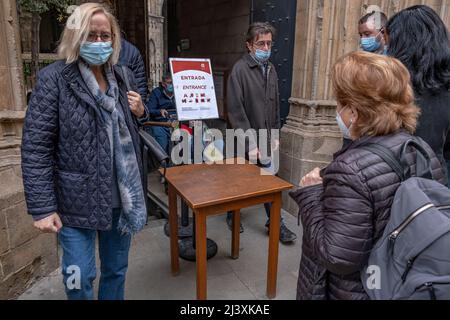 Barcelona, Spanien. 10. April 2022. Die Zugangstür zum Innenhof der Kathedrale von Barcelona ist mit einer rudimentären Zugangskontrolle zu sehen. Barcelona beginnt die Osterferien mit voller touristischer Besetzung nach zwei Jahren der Mobilitätseinschränkungen aufgrund der Covid-Pandemie. Kredit: SOPA Images Limited/Alamy Live Nachrichten Stockfoto