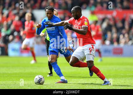 NOTTINGHAM, GROSSBRITANNIEN. APR 9. Keinan Davis von Nottingham Forest kämpft am Samstag, dem 9.. April 2022, mit Nico Gordon von Birmingham City während des Sky Bet Championship-Spiels zwischen Nottingham Forest und Birmingham City auf dem City Ground, Nottingham, um den Ball. (Kredit: Jon Hobley | MI News) Kredit: MI Nachrichten & Sport /Alamy Live News Stockfoto