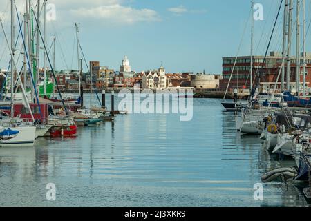 Aprilnachmittag in Haslar Marina, Gosport, Hampshire, England. Old Portsmouth in der Ferne. Stockfoto