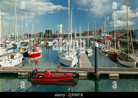 Frühlingsnachmittag in der Haslar Marina in Gosport, Hampshire, England. Stockfoto