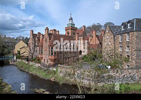 Das Wasser von Leith fließt durch Well Court im historischen Dean Village, Edinburgh, Schottland, Großbritannien. Stockfoto