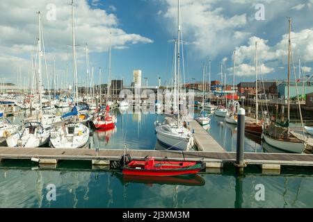 Aprilnachmittag in Haslar Marina, Gosport, Hampshire, England. Stockfoto