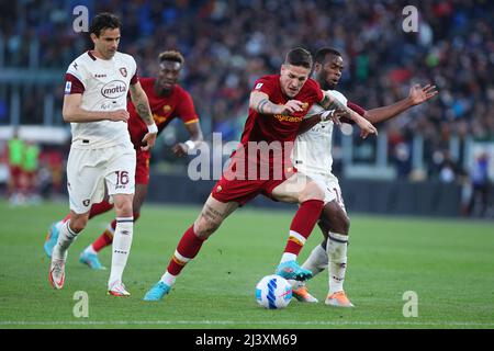 Nicolo' Zaniolo von Roma (L) wetteiferte um den Ball mit Lassana Koulibaly (R) während der italienischen Meisterschaft Serie A Fußballspiel zwischen AS Roma und US Salernitana am 10. April 2022 im Stadio Olimpico in Rom, Italien - Foto Federico Proietti / DPPI Stockfoto