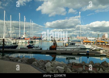 Frühlingsnachmittag in Gosport Marina, Hampshire, England. Stockfoto