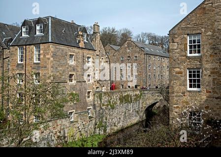 Das Wasser von Leith fließt durch das Dean Village in Edinburgh, Schottland, Großbritannien. Stockfoto