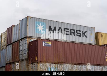 Stapel von Maersk-Transportcontainern im Hafen von Felixstowe, Suffolk, Großbritannien. 09.04.22 der Hafen von Felixstowe, der größte und verkehrsreichste ist enthalten Stockfoto