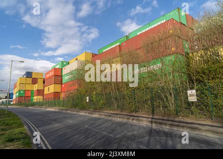 Eine internationale Reederei stapelt ihre Container im Hafen von Felixstowe, dem größten und verkehrsreichsten Containerhafen im Vereinigten Königreich. Stockfoto