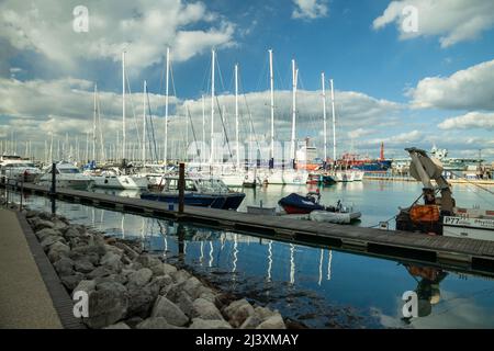 Aprilnachmittag in Gosport Marina, Hampshire, England. Stockfoto