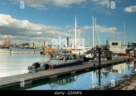 Frühlingsnachmittag in Gosport Marina, Hampshire, England. Spinnaker Tower und die Skyline von Portsmouth in der Ferne. Stockfoto