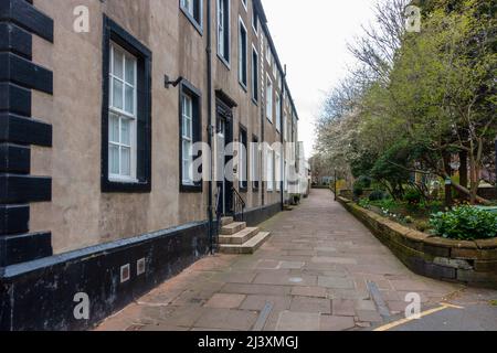 Eine Gasse hinter einigen Reihenhäusern in Penrith, Cumbria, Großbritannien Stockfoto