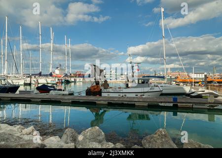 Aprilnachmittag in Gosport Marina, Hampshire, England. Stockfoto