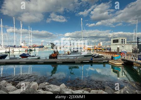 Aprilnachmittag in Gosport Marina, Hampshire, England. Stockfoto