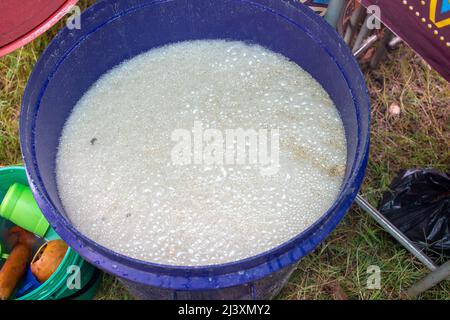 Afrikanisches Hirsebier, bekannt als Umqombothis, Pombe, Chibuku oder Cambanga, hergestellt aus Mais, Maismalz, Sorghum-Malz, Hefe und Wassergärung in einem Stockfoto