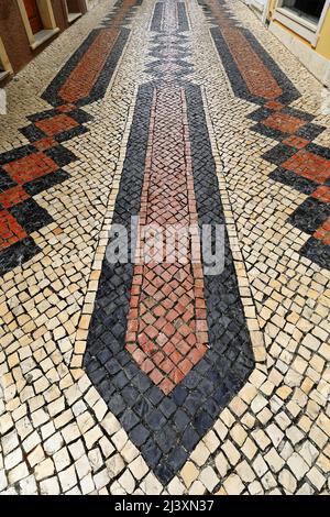 Portugiesischer Straßenbelag oder Calçada Portuguesa-Fußgängerzone Infante de Sagres Straße. Lagos-Portugal-206 Stockfoto