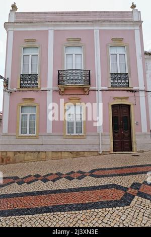 Pinkfarbene und weiß gestreifte Fassade – neoklassizistisches Gebäude – Infante Sagres Street. Lagos-Portugal-208 Stockfoto