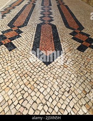 Portugiesischer Straßenbelag oder Calçada Portuguesa-Fußgängerzone Infante de Sagres Straße. Lagos-Portugal-209 Stockfoto