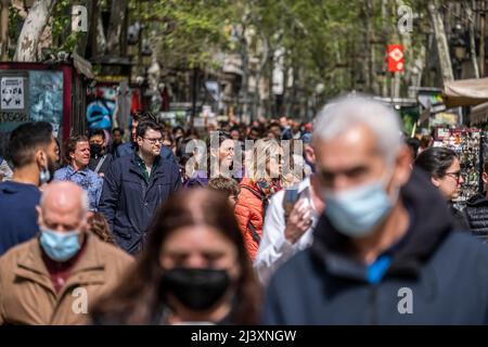 Barcelona, Spanien. 10. April 2022. Eine Menschenmenge schlendert die Ramblas in Barcelona entlang. Barcelona beginnt die Osterferien mit voller touristischer Besetzung nach zwei Jahren der Mobilitätseinschränkungen aufgrund der Covid-Pandemie. (Foto von Paco Freire/SOPA Images/Sipa USA) Quelle: SIPA USA/Alamy Live News Stockfoto