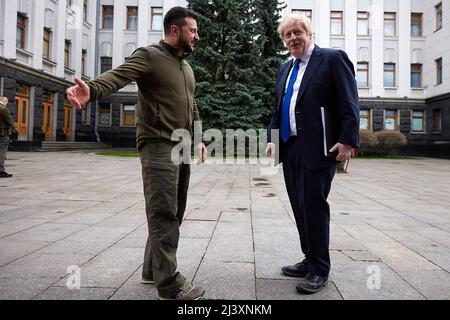 Kiew, Ukraine. 10. April 2022. Der britische Premierminister Boris Johnson (R) und der ukrainische Präsident Wolodymyr Zelensky (L) sprachen am Samstag, dem 09. April 2022, nach einem Spaziergang im Zentrum von Kiew in der Ukraine. Foto des ukrainischen Ratsvorsitzes/UPI Kredit: UPI/Alamy Live News Stockfoto