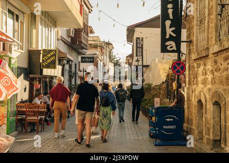 Schöne Straße in Kaleici mit Boutiquen bei Sonnenuntergang, beliebtes Touristenziel in der Türkei - dez, 2021. Hochwertige Fotos Stockfoto