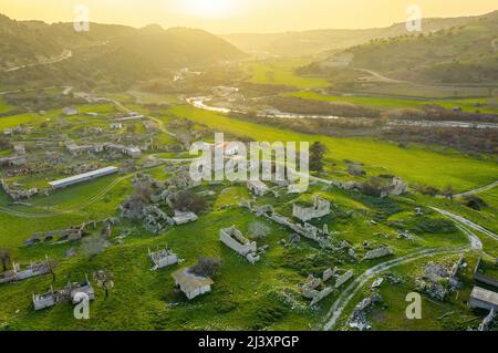 Verlassenes Dorf Souskiou im Paphos-Distrikt, Zypern. Luftpanorama bei Sonnenuntergang Stockfoto