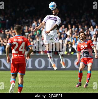 Neapel, Kampanien, Italien. 10. April 2022. Nicolas GONZALEZ von Fiorentina steht beim italienischen Fußballspiel SSC Napoli gegen AC Fiorentina im Diego Armando Maradona Stadium in Neapel an der Spitze des Balls. (Bild: © Fabio Sasso/ZUMA Press Wire) Stockfoto