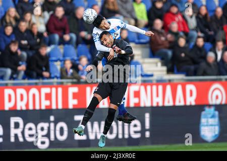 ZWOLLE, NIEDERLANDE - 10. APRIL: Yuta Nakayama von PEC Zwolle, Vangelis Pavlidis von AZ Alkmaar während des niederländischen Eredivisie-Spiels zwischen PEC Zwolle und AZ Alkmaar am 10. April 2022 im Stadion Mac3Park in Zwolle, Niederlande (Foto: Peter Lous/Orange Picles) Stockfoto