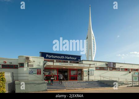 Aprilnachmittag am Bahnhof Portsmouth Harbour, Hampshire, England. Spinnaker Tower in der Ferne. Stockfoto