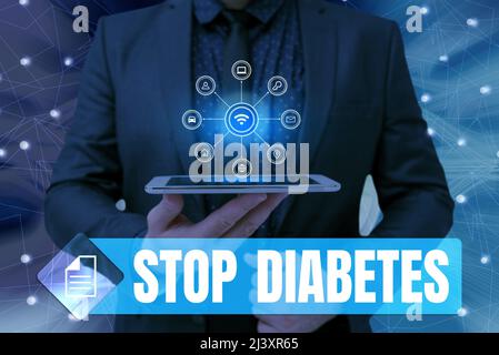 Hand schreiben Zeichen Stop Diabetes. Konzept bedeutet, dass der Blutzuckerspiegel höher als normal ist. Injizieren Sie Insulin Mann, der auf dem Bildschirm Mobiltelefon mit dem angezeigt wird Stockfoto